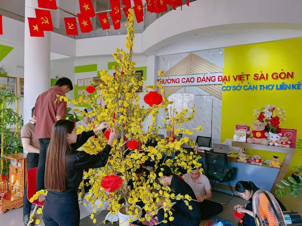 ĐẠI VIỆT CẦN THƠ RỘN RÀNG KHÔNG KHÍ TẾT