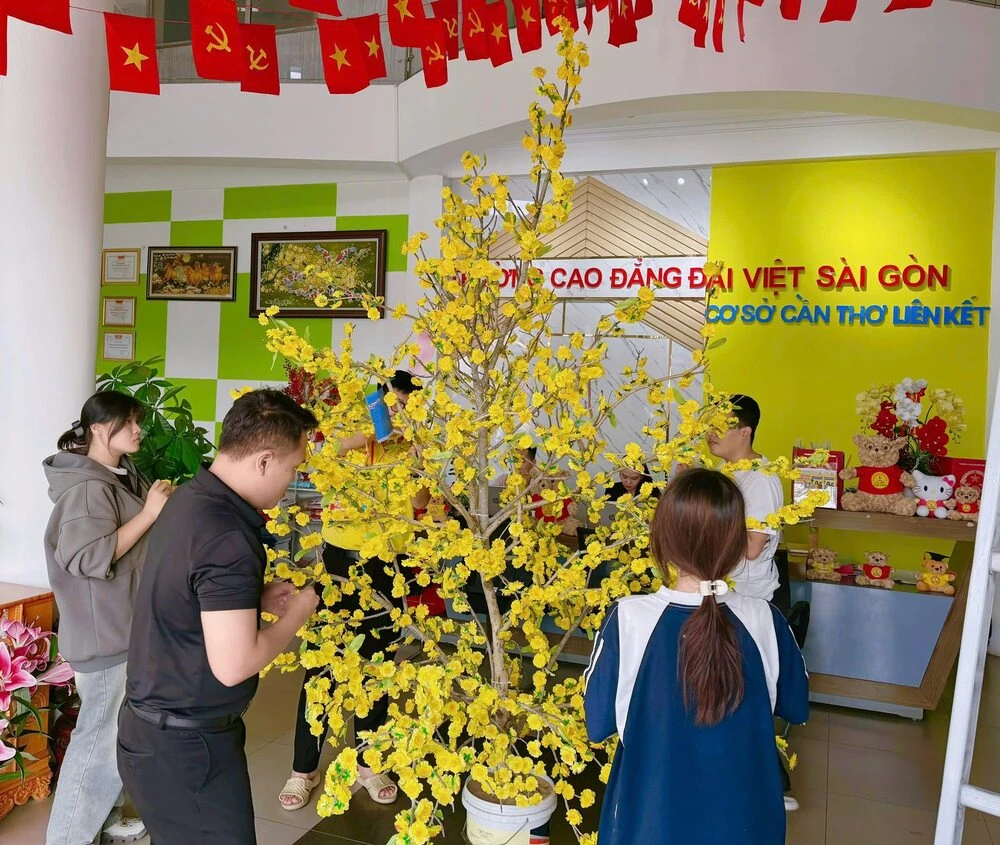 ĐẠI VIỆT CẦN THƠ RỘN RÀNG KHÔNG KHÍ TẾT