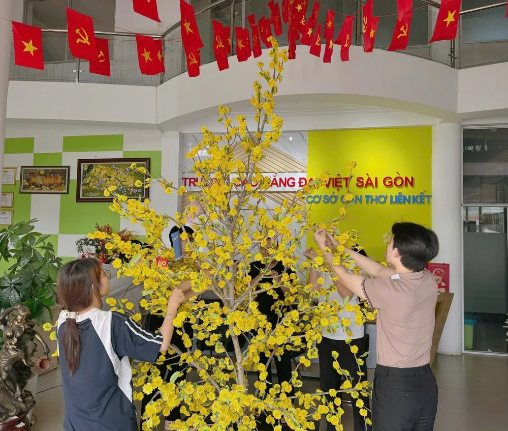 ĐẠI VIỆT CẦN THƠ RỘN RÀNG KHÔNG KHÍ TẾT