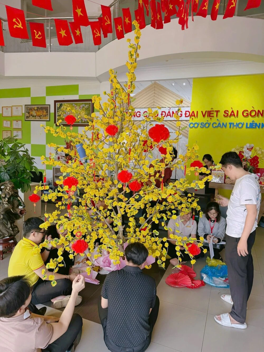 ĐẠI VIỆT CẦN THƠ RỘN RÀNG KHÔNG KHÍ TẾT