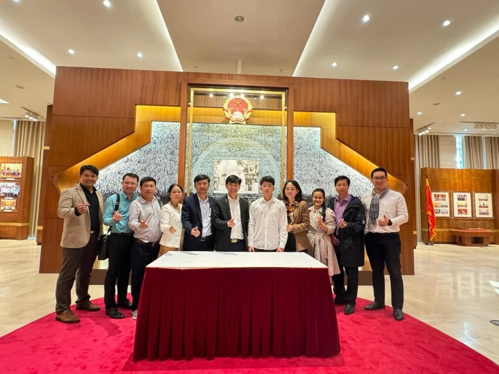 Đại Việt Cần Thơ Tham Quan Tòa Nhà Quốc Hội – Hành Trình Ý Nghĩa