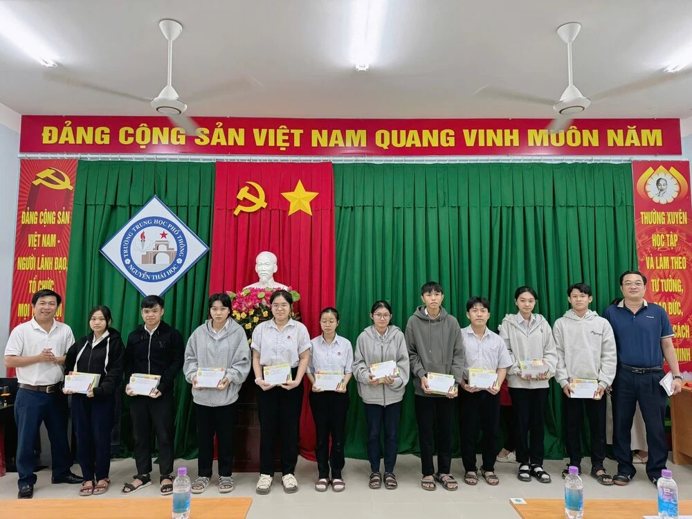 ĐẠI VIỆT CẦN THƠ TIẾP TỤC HÀNH TRÌNH SAN SẺ – HỖ TRỢ THẦY CÔ & HỌC SINH TRƯỜNG THPT NGUYỄN THÁI HỌC SAU LŨ