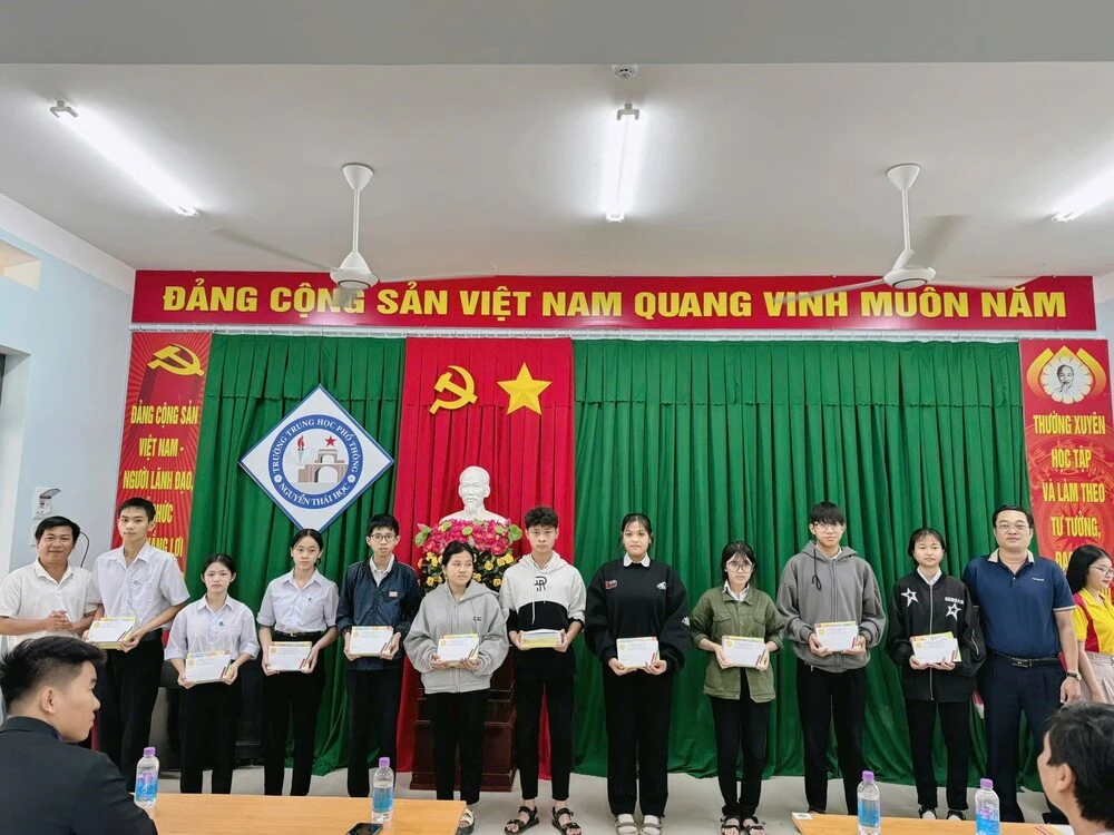 ĐẠI VIỆT CẦN THƠ TIẾP TỤC HÀNH TRÌNH SAN SẺ – HỖ TRỢ THẦY CÔ & HỌC SINH TRƯỜNG THPT NGUYỄN THÁI HỌC SAU LŨ