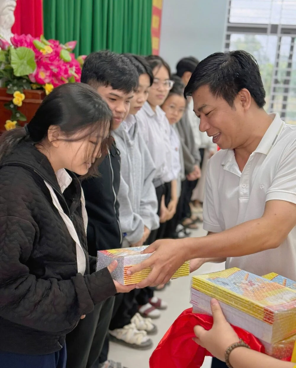 ĐẠI VIỆT CẦN THƠ TIẾP TỤC HÀNH TRÌNH SAN SẺ – HỖ TRỢ THẦY CÔ & HỌC SINH TRƯỜNG THPT NGUYỄN THÁI HỌC SAU LŨ