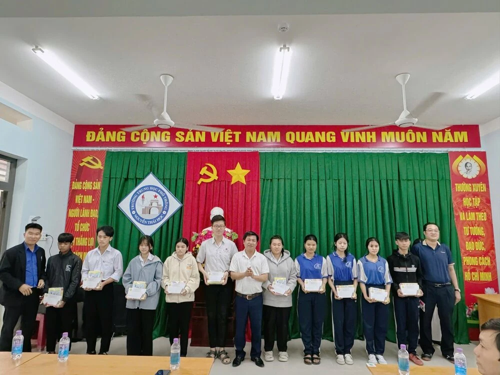 ĐẠI VIỆT CẦN THƠ TIẾP TỤC HÀNH TRÌNH SAN SẺ – HỖ TRỢ THẦY CÔ & HỌC SINH TRƯỜNG THPT NGUYỄN THÁI HỌC SAU LŨ