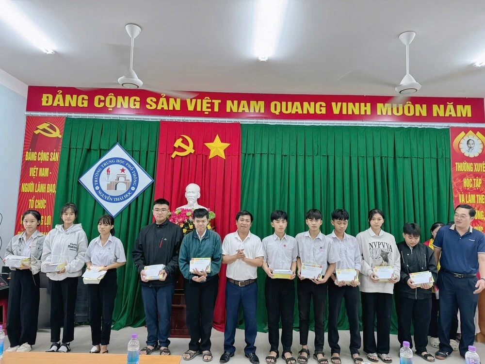 ĐẠI VIỆT CẦN THƠ TIẾP TỤC HÀNH TRÌNH SAN SẺ – HỖ TRỢ THẦY CÔ & HỌC SINH TRƯỜNG THPT NGUYỄN THÁI HỌC SAU LŨ