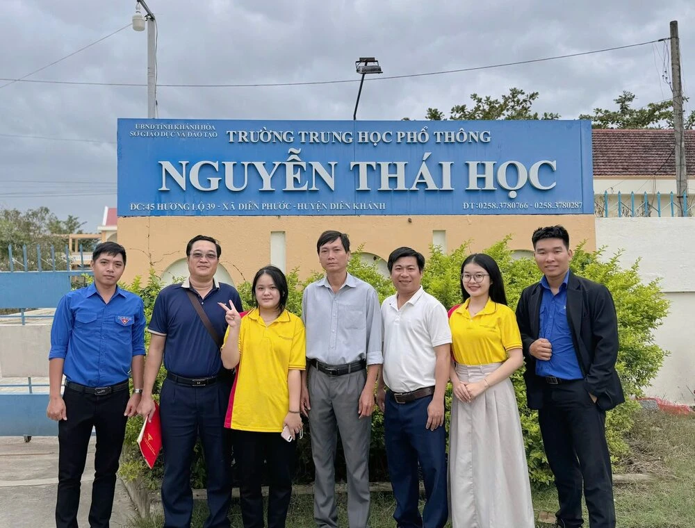 ĐẠI VIỆT CẦN THƠ TIẾP TỤC HÀNH TRÌNH SAN SẺ – HỖ TRỢ THẦY CÔ & HỌC SINH TRƯỜNG THPT NGUYỄN THÁI HỌC SAU LŨ