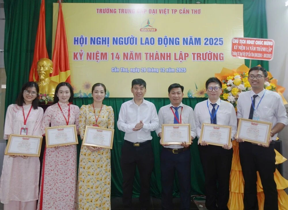 Đại Việt Cần Thơ Tổ Chức Hội Nghị Người Lao Động & Kỷ Niệm 14 Năm Thành Lập Trường