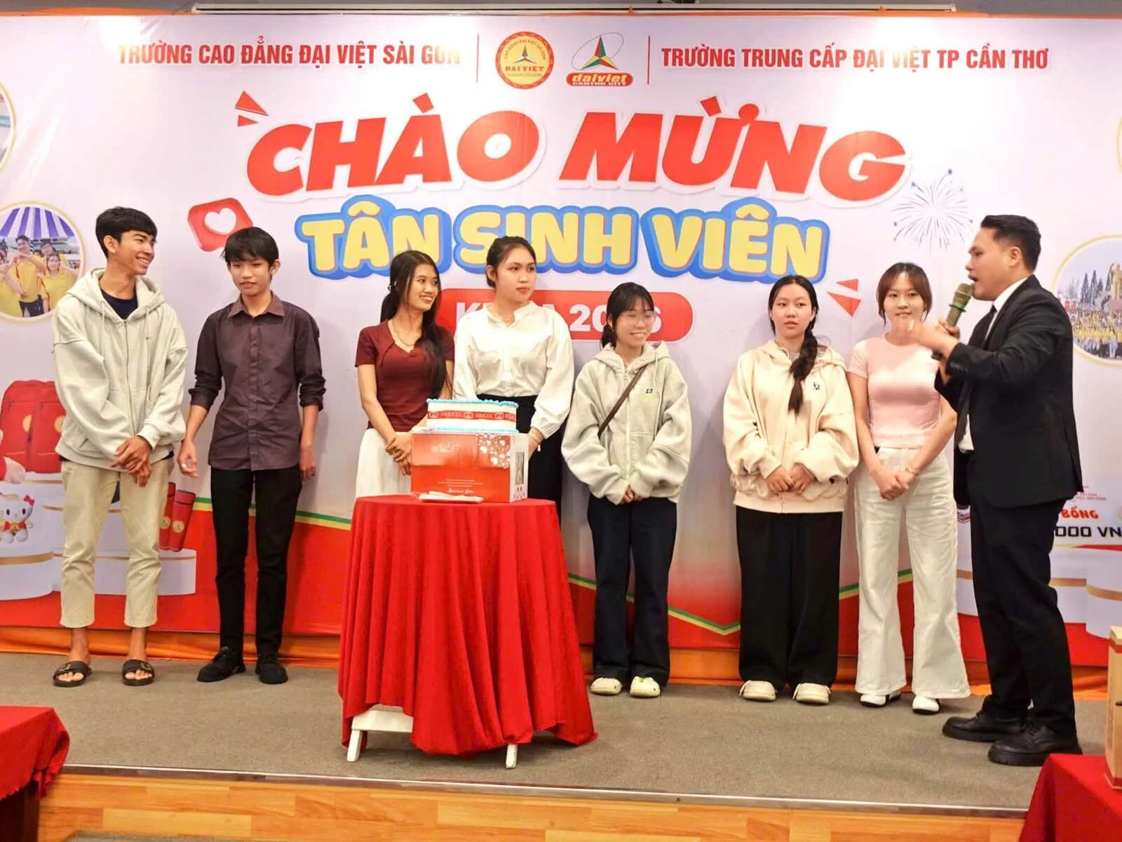 ĐẠI VIỆT CẦN THƠ TỔ CHỨC SINH NHẬT CHO TÂN SINH VIÊN CÓ NGÀY SINH TRONG THÁNG 7