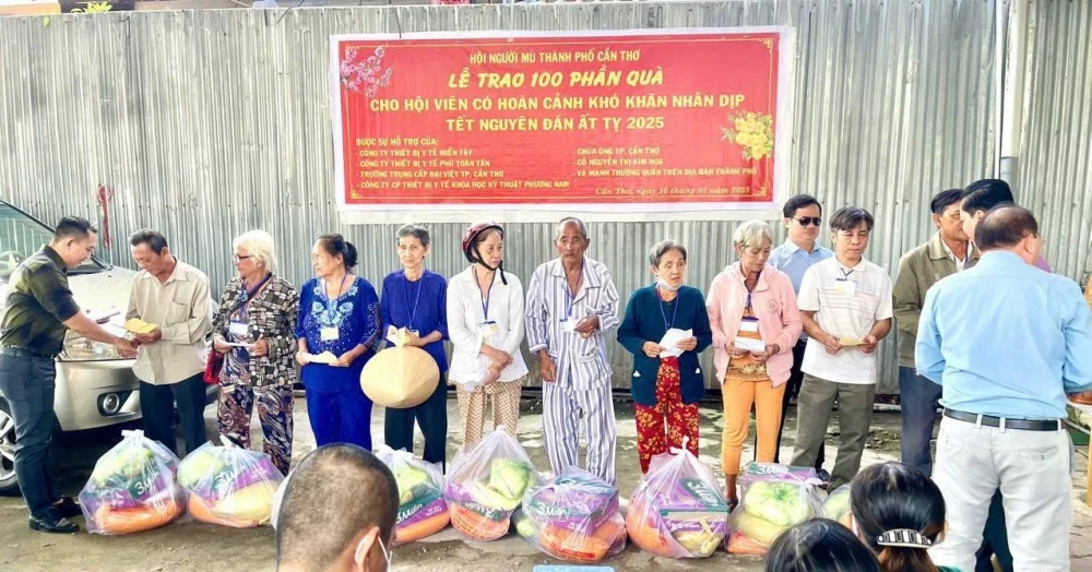 Đại Việt Cần Thơ trao 100 phần quà Tết cho Hội Người mù khó khăn