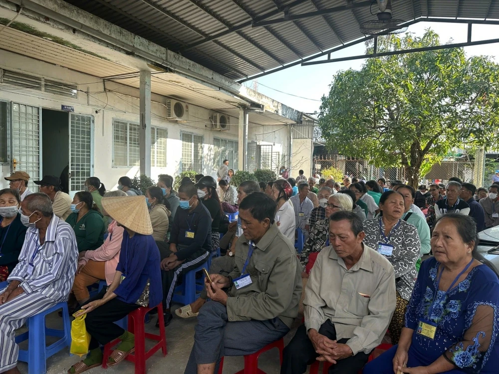 Đại Việt Cần Thơ trao 100 phần quà Tết cho Hội Người mù khó khăn