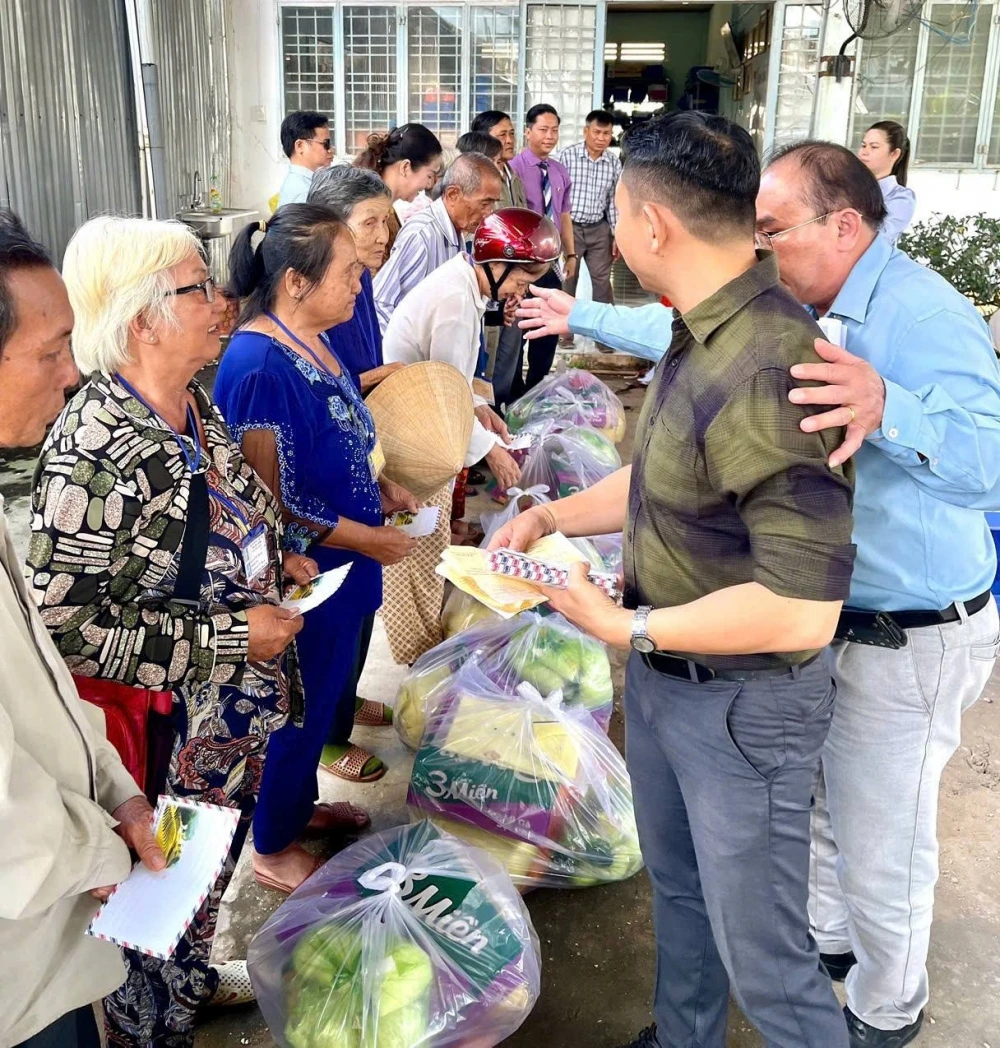 Đại Việt Cần Thơ trao 100 phần quà Tết cho Hội Người mù khó khăn