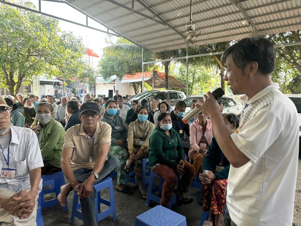 Đại Việt Cần Thơ trao 100 phần quà Tết cho Hội Người mù khó khăn
