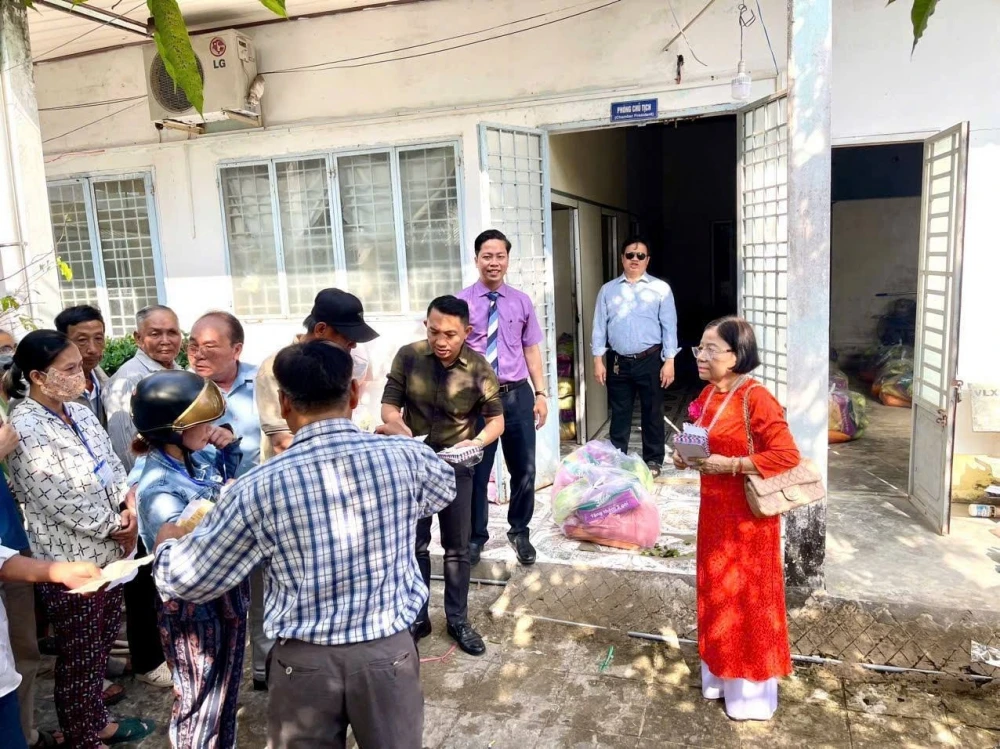 Đại Việt Cần Thơ trao 100 phần quà Tết cho Hội Người mù khó khăn