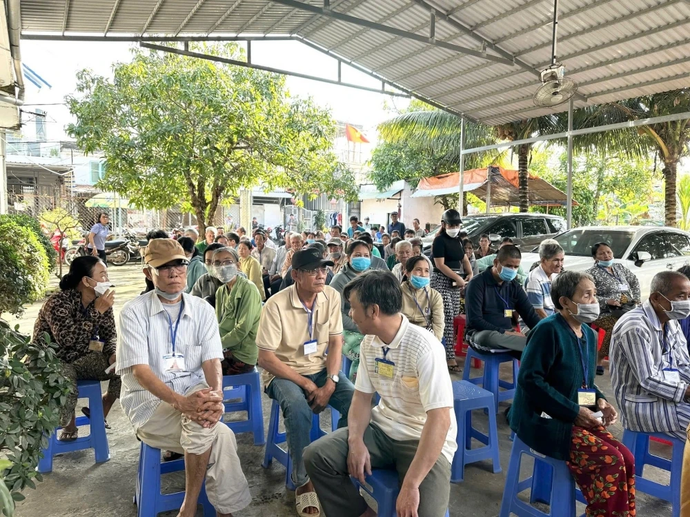 Đại Việt Cần Thơ trao 100 phần quà Tết cho Hội Người mù khó khăn