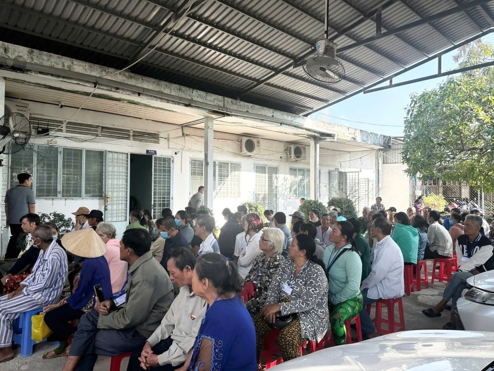 Đại Việt Cần Thơ trao 100 phần quà Tết cho Hội Người mù khó khăn