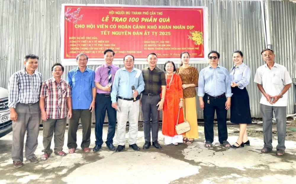 Đại Việt Cần Thơ trao 100 phần quà Tết cho Hội Người mù khó khăn