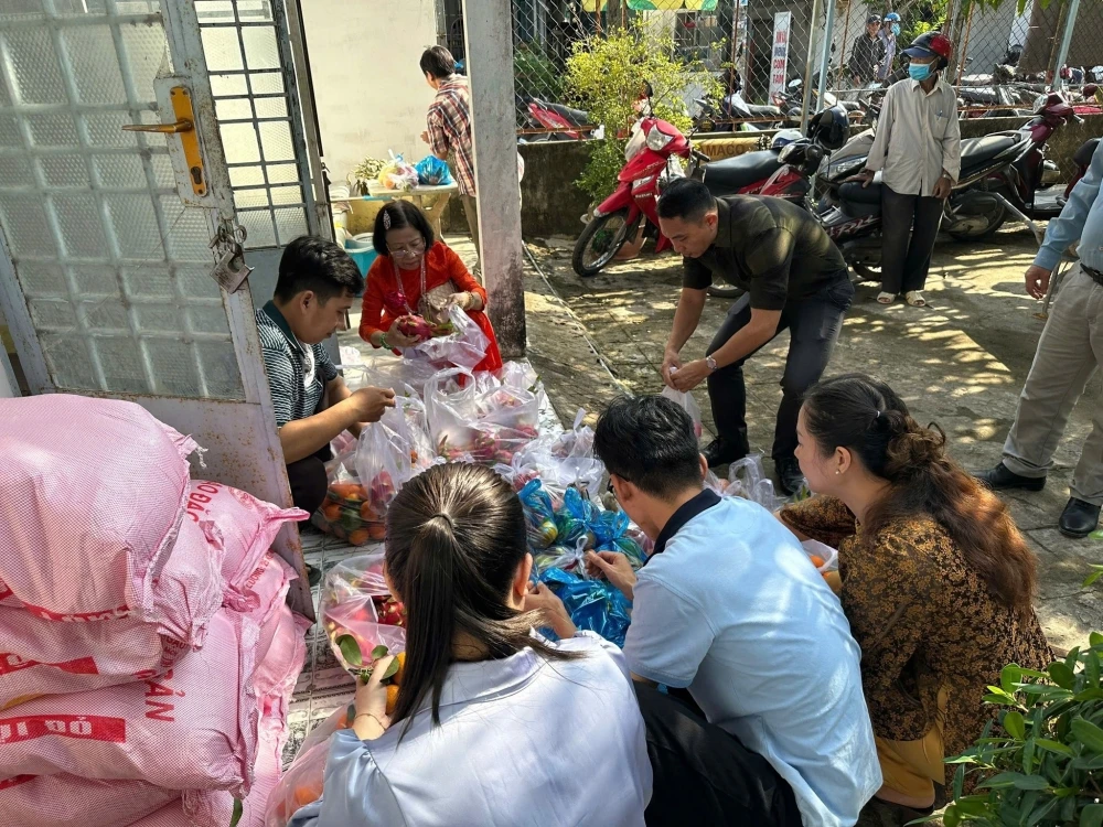 Đại Việt Cần Thơ trao 100 phần quà Tết cho Hội Người mù khó khăn