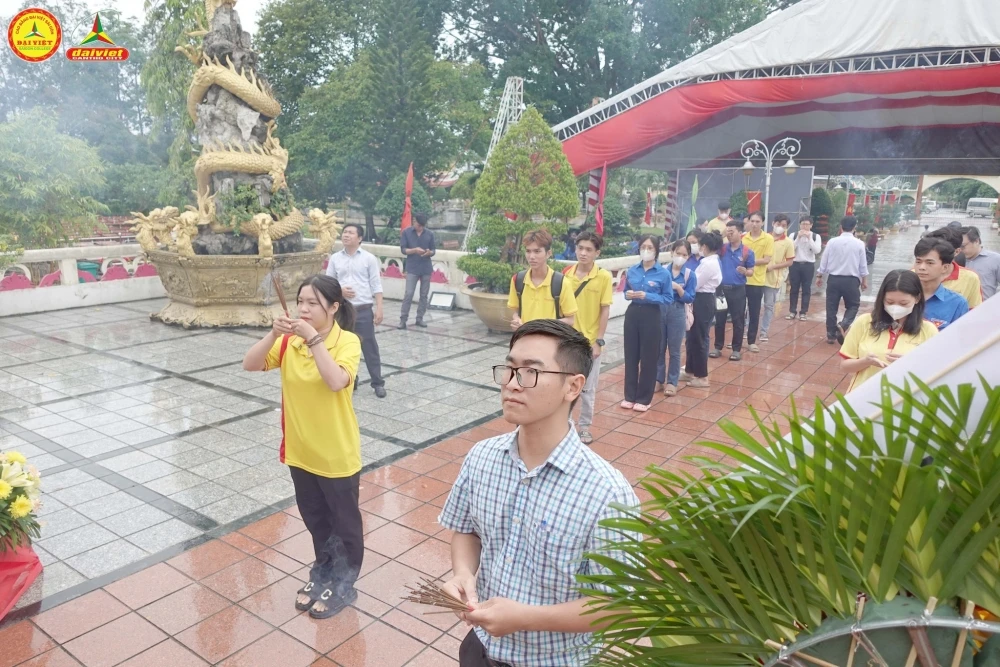 Đại Việt Cần Thơ Tri Ân Mẹ Việt Nam Anh Hùng, Cựu Tnxp Và Viếng Nghĩa Trang Liệt Sĩ 27/7