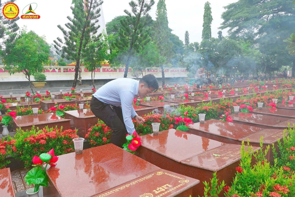 Đại Việt Cần Thơ Tri Ân Mẹ Việt Nam Anh Hùng, Cựu Tnxp Và Viếng Nghĩa Trang Liệt Sĩ 27/7