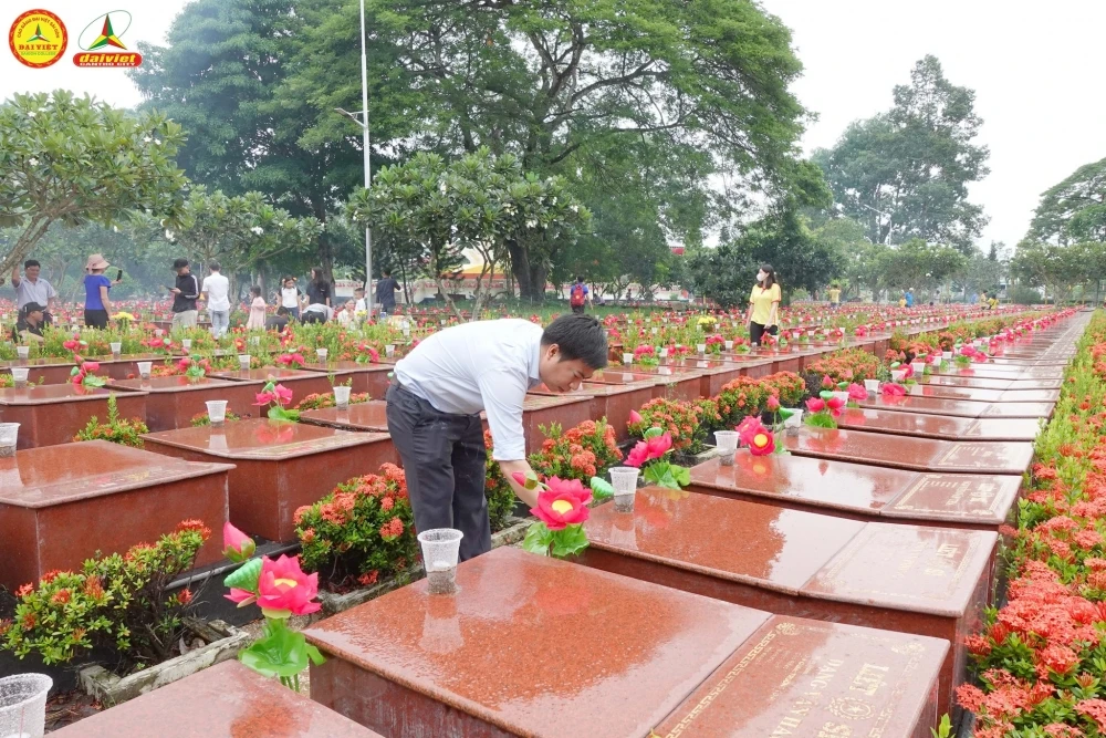 Đại Việt Cần Thơ Tri Ân Mẹ Việt Nam Anh Hùng, Cựu Tnxp Và Viếng Nghĩa Trang Liệt Sĩ 27/7