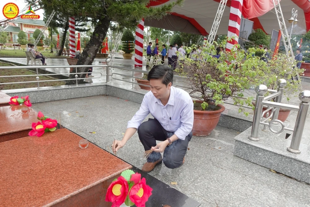 Đại Việt Cần Thơ Tri Ân Mẹ Việt Nam Anh Hùng, Cựu Tnxp Và Viếng Nghĩa Trang Liệt Sĩ 27/7