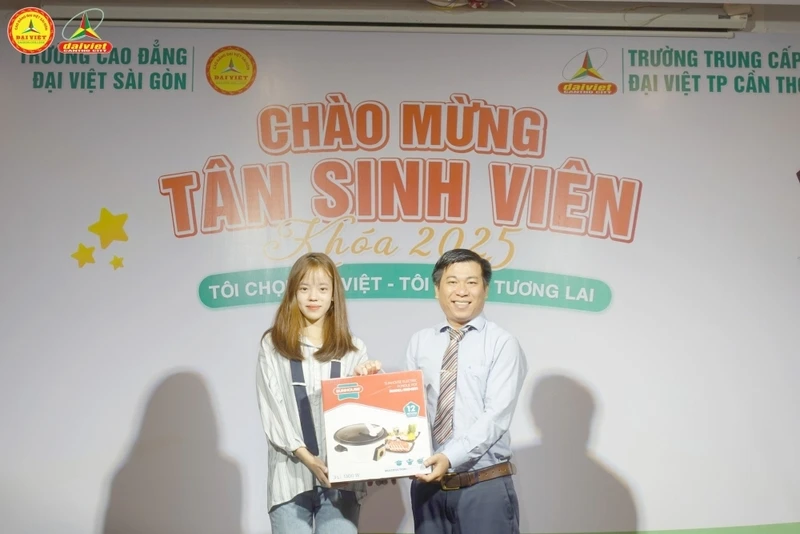 Đại Việt Cần Thơ Tưng Bừng Chào Đón Tân Sinh Viên Đợt 2 Khóa 2025