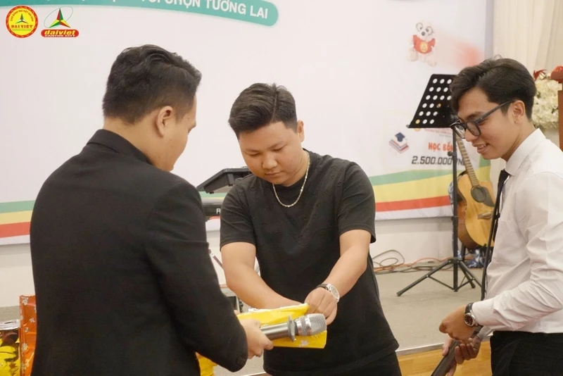 Đại Việt Cần Thơ Tưng Bừng Chào Đón Tân Sinh Viên Đợt 2 Khóa 2025