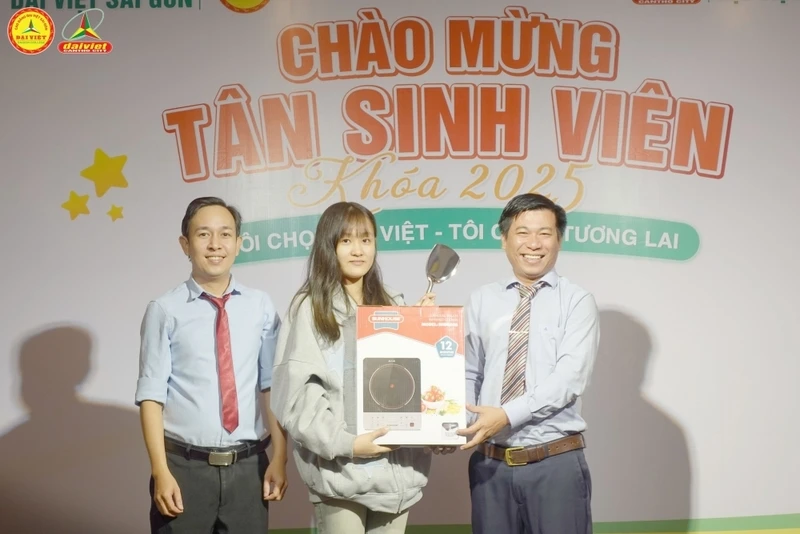 Đại Việt Cần Thơ Tưng Bừng Chào Đón Tân Sinh Viên Đợt 2 Khóa 2025