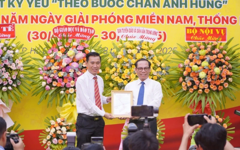 Đại Việt Sài Gòn Đón Nhận Quốc Kỳ & Cờ Trường Sa – Biểu Tượng Thiêng Liêng Dân Tộc