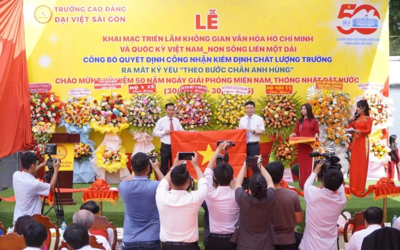 Đại Việt Sài Gòn Đón Nhận Quốc Kỳ & Cờ Trường Sa – Biểu Tượng Thiêng Liêng Dân Tộc