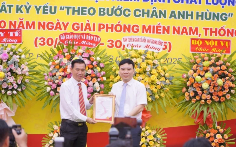 Đại Việt Sài Gòn Đón Nhận Quốc Kỳ & Cờ Trường Sa – Biểu Tượng Thiêng Liêng Dân Tộc