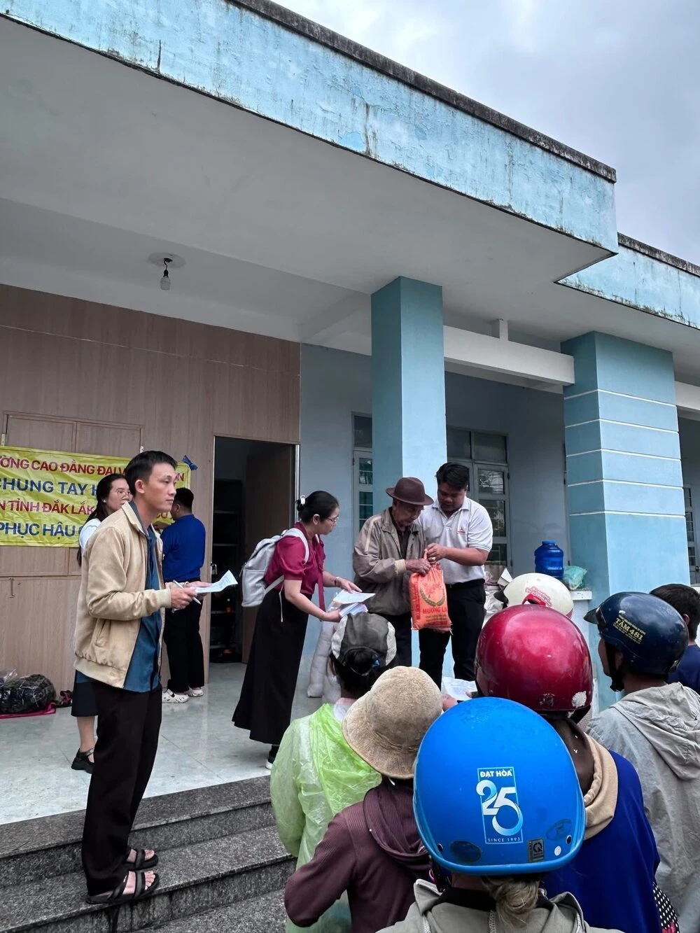 ĐẠI VIỆT SÀI GÒN TIẾP TỤC HÀNH TRÌNH LAN TOẢ YÊU THƯƠNG GIỮA MÙA BÃO LŨ TẠI XÃ HOÀ THỊNH, PHÚ YÊN