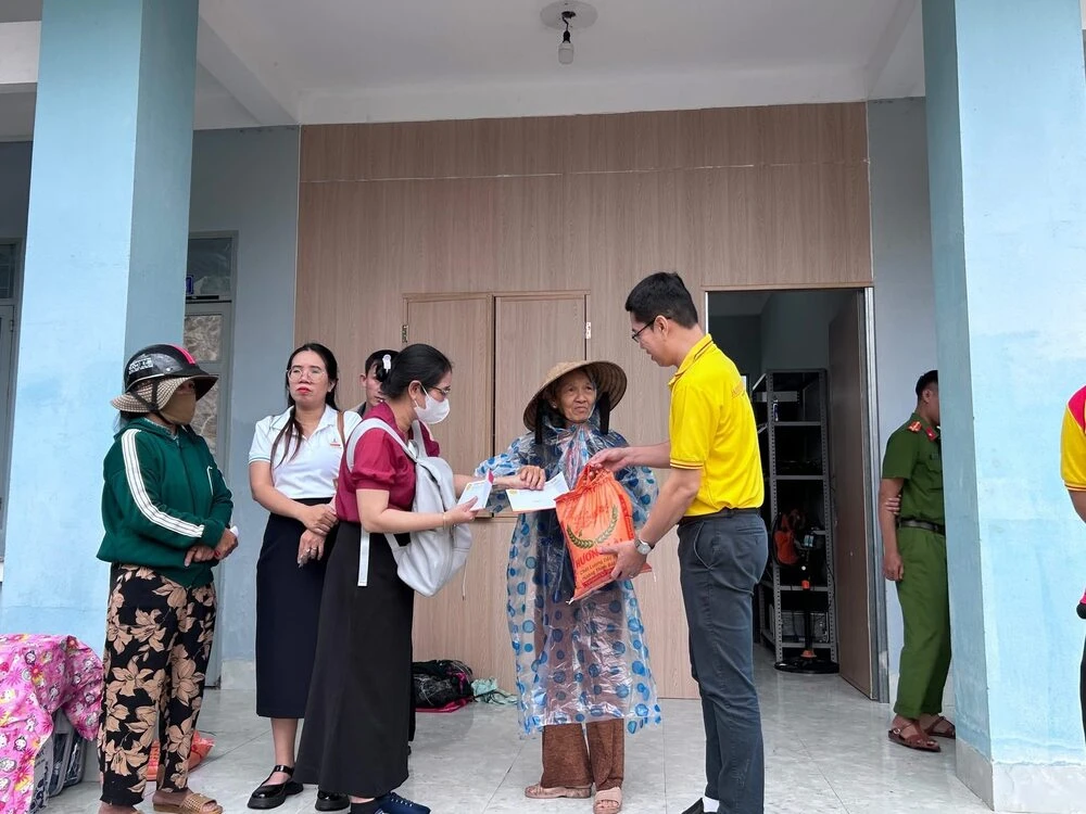 ĐẠI VIỆT SÀI GÒN TIẾP TỤC HÀNH TRÌNH LAN TOẢ YÊU THƯƠNG GIỮA MÙA BÃO LŨ TẠI XÃ HOÀ THỊNH, PHÚ YÊN