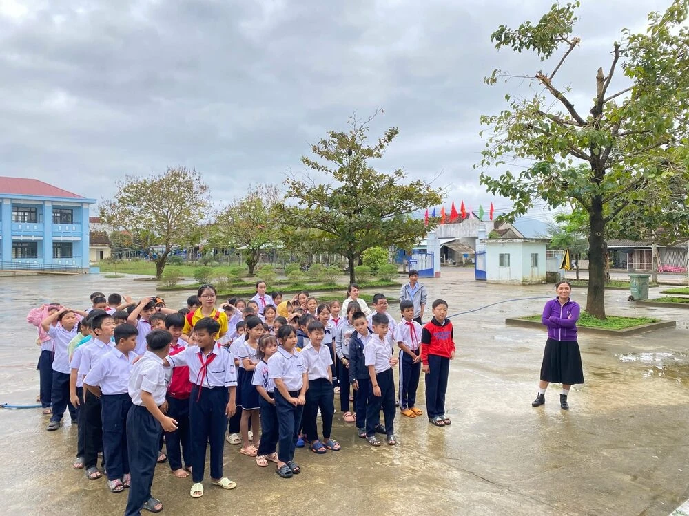 ĐẠI VIỆT SÀI GÒN TIẾP TỤC HÀNH TRÌNH LAN TOẢ YÊU THƯƠNG GIỮA MÙA BÃO LŨ TẠI XÃ HOÀ THỊNH, PHÚ YÊN