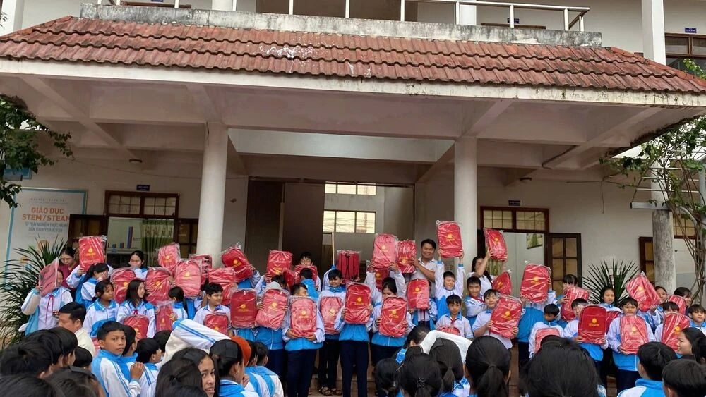 ĐẠI VIỆT SÀI GÒN TIẾP TỤC HÀNH TRÌNH LAN TỎA YÊU THƯƠNG TẠI TRƯỜNG THCS CHU VĂN AN – ĐẮK LẮK
