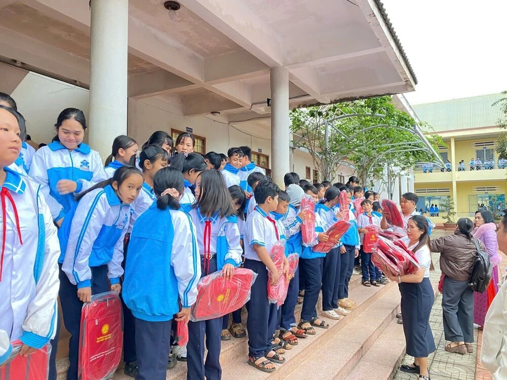 ĐẠI VIỆT SÀI GÒN TIẾP TỤC HÀNH TRÌNH LAN TỎA YÊU THƯƠNG TẠI TRƯỜNG THCS CHU VĂN AN – ĐẮK LẮK
