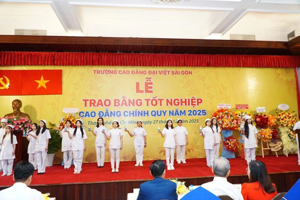 ĐẠI VIỆT SÀI GÒN TRAO BẰNG TỐT NGHIỆP CHO 1072 TÂN KHOA CAO ĐẲNG CHÍNH QUY NĂM 2025