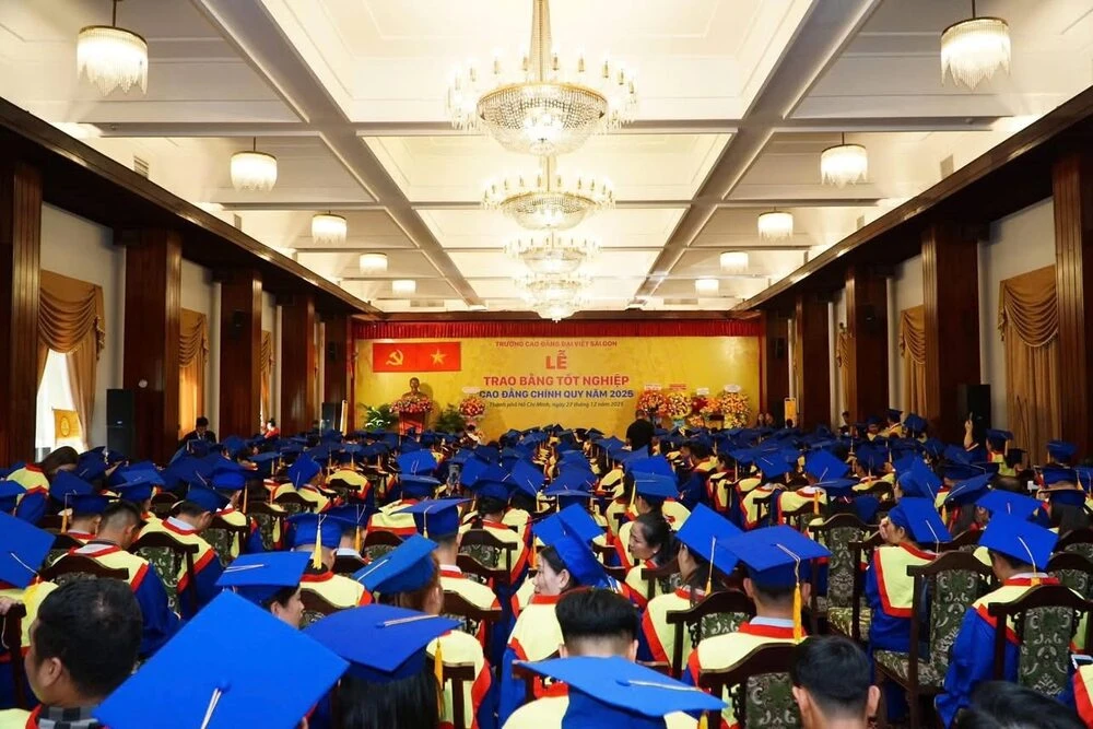 ĐẠI VIỆT SÀI GÒN TRAO BẰNG TỐT NGHIỆP CHO 1072 TÂN KHOA CAO ĐẲNG CHÍNH QUY NĂM 2025