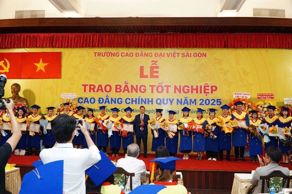 ĐẠI VIỆT SÀI GÒN TRAO BẰNG TỐT NGHIỆP CHO 1072 TÂN KHOA CAO ĐẲNG CHÍNH QUY NĂM 2025