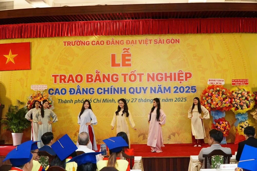 ĐẠI VIỆT SÀI GÒN TRAO BẰNG TỐT NGHIỆP CHO 1072 TÂN KHOA CAO ĐẲNG CHÍNH QUY NĂM 2025