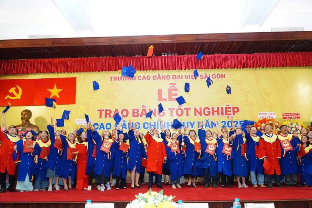 ĐẠI VIỆT SÀI GÒN TRAO BẰNG TỐT NGHIỆP CHO 1072 TÂN KHOA CAO ĐẲNG CHÍNH QUY NĂM 2025