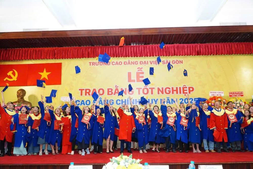 ĐẠI VIỆT SÀI GÒN TRAO BẰNG TỐT NGHIỆP CHO 1072 TÂN KHOA CAO ĐẲNG CHÍNH QUY NĂM 2025
