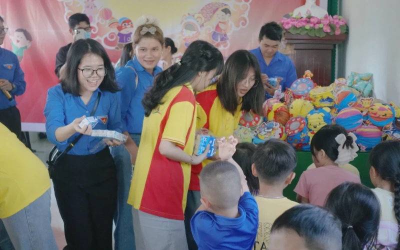 Đêm Hội Trăng Rằm – Trao Gửi Yêu Thương