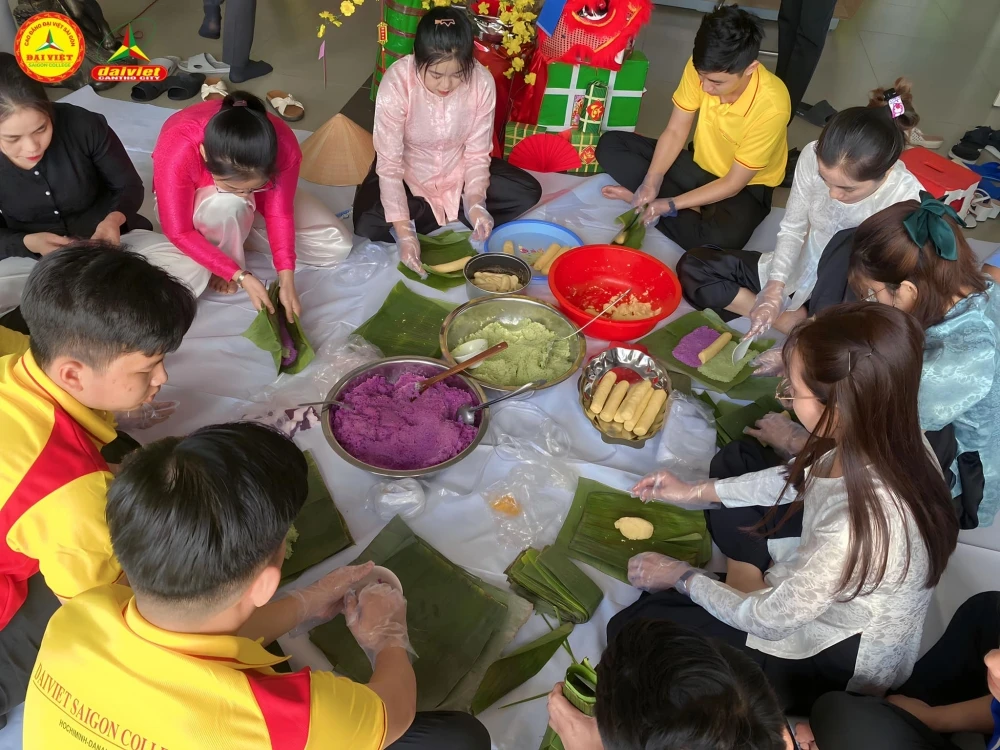 Gói Bánh Tét Mừng Xuân Cùng Đại Việt Cần Thơ