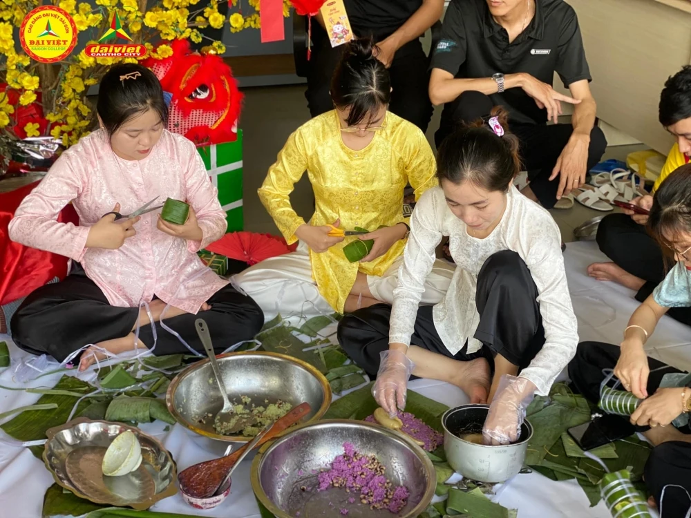 Gói Bánh Tét Mừng Xuân Cùng Đại Việt Cần Thơ