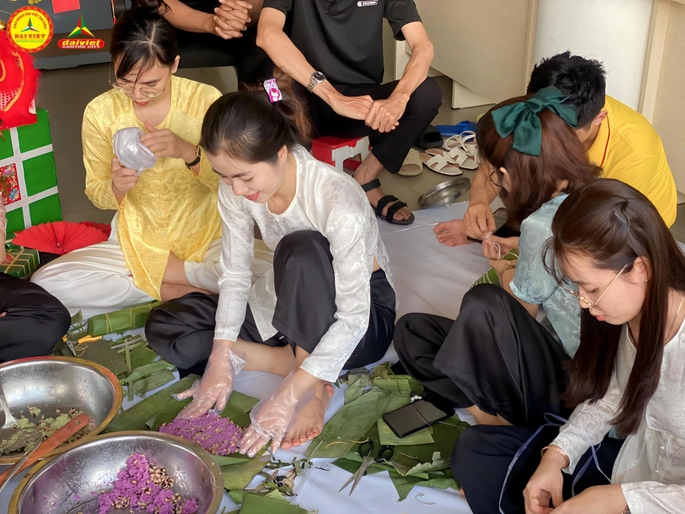 Gói Bánh Tét Mừng Xuân Cùng Đại Việt Cần Thơ