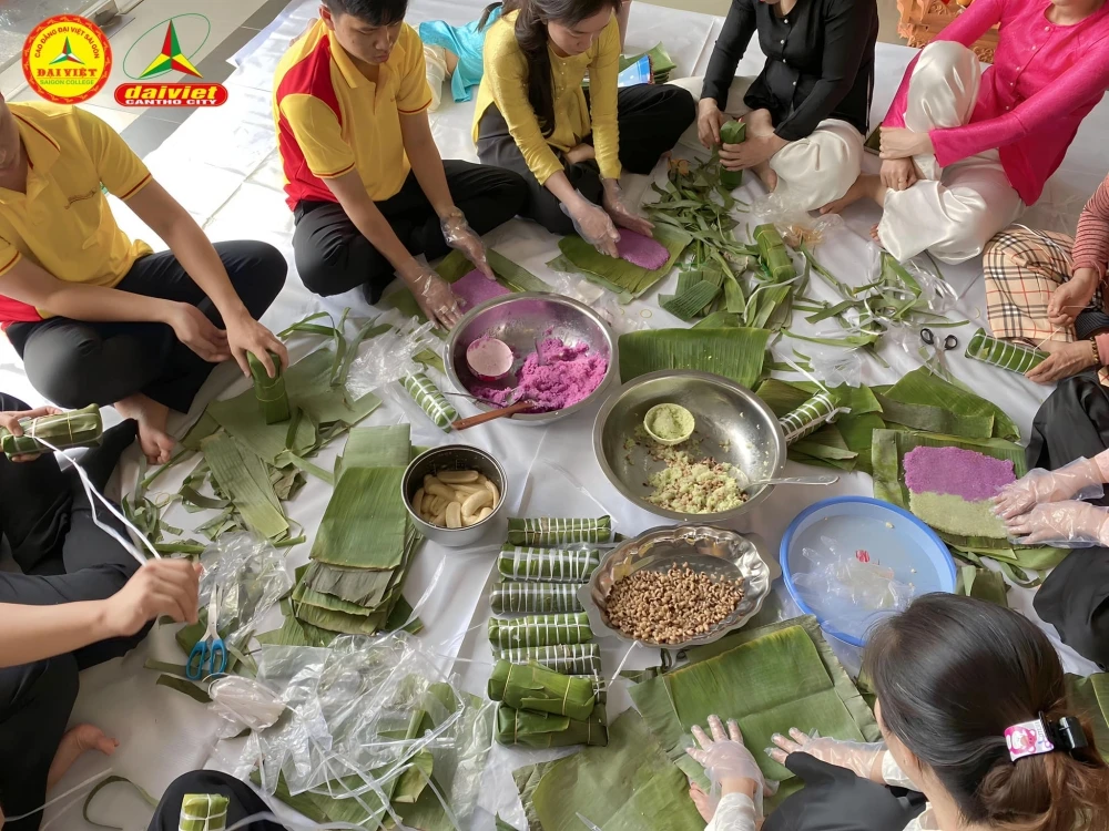 Gói Bánh Tét Mừng Xuân Cùng Đại Việt Cần Thơ