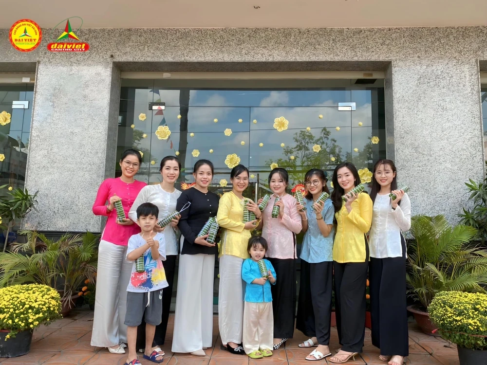 Gói Bánh Tét Mừng Xuân Cùng Đại Việt Cần Thơ