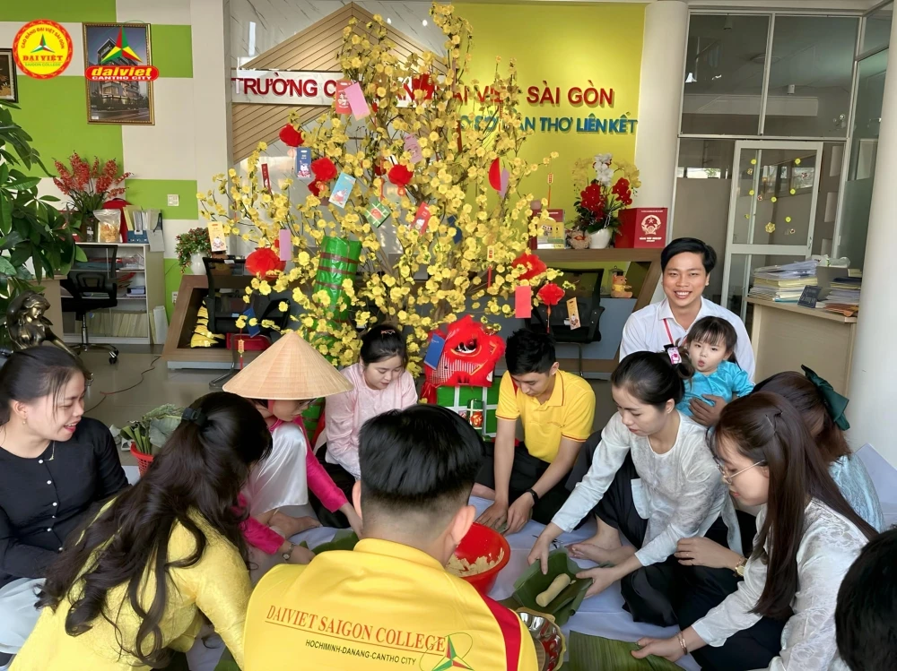 Gói Bánh Tét Mừng Xuân Cùng Đại Việt Cần Thơ